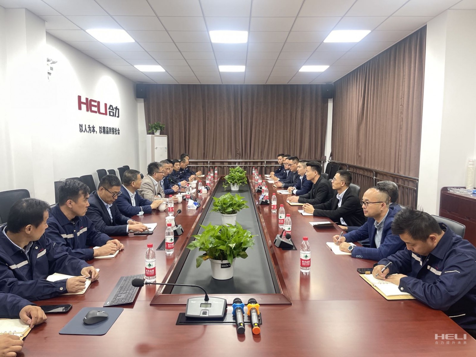 与上海尊龙集团官网昆山、嘉定分公司员工互换座谈.jpg